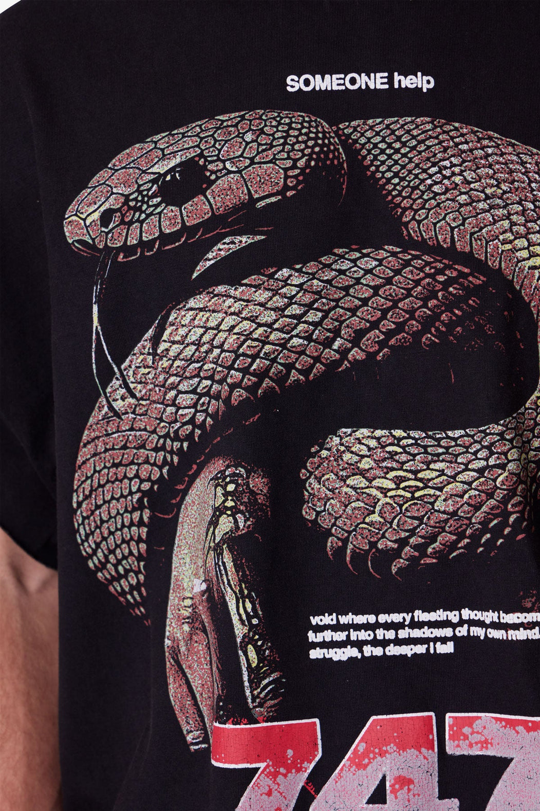 MNML - SNAKE CUT OF TEE